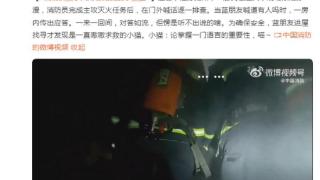 江苏扬州一居民楼起火，消防员在门外喊话逐一排查