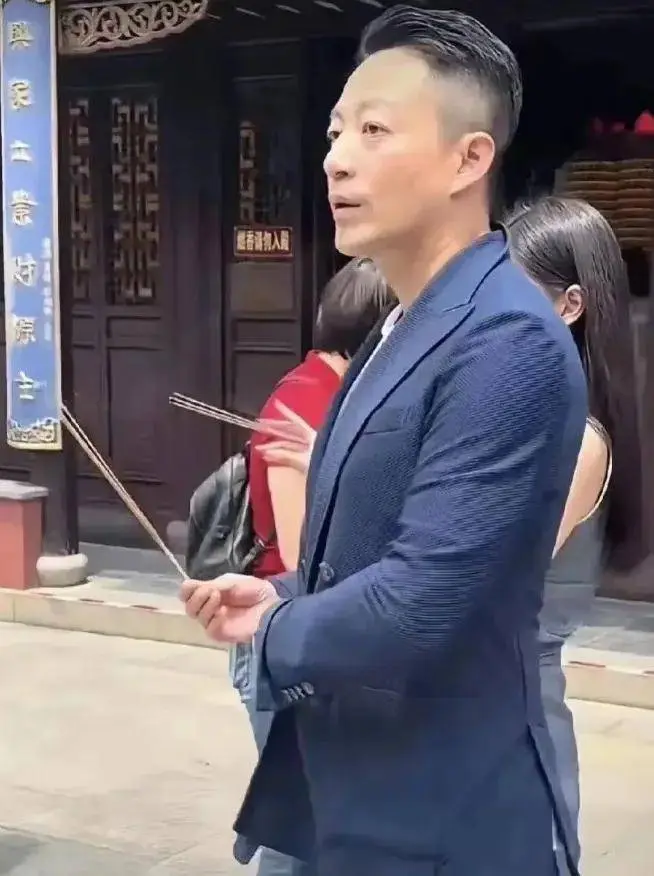 汪小菲带老婆上香，马筱梅被疑已怀孕，大S曾让汪小菲做结扎手术