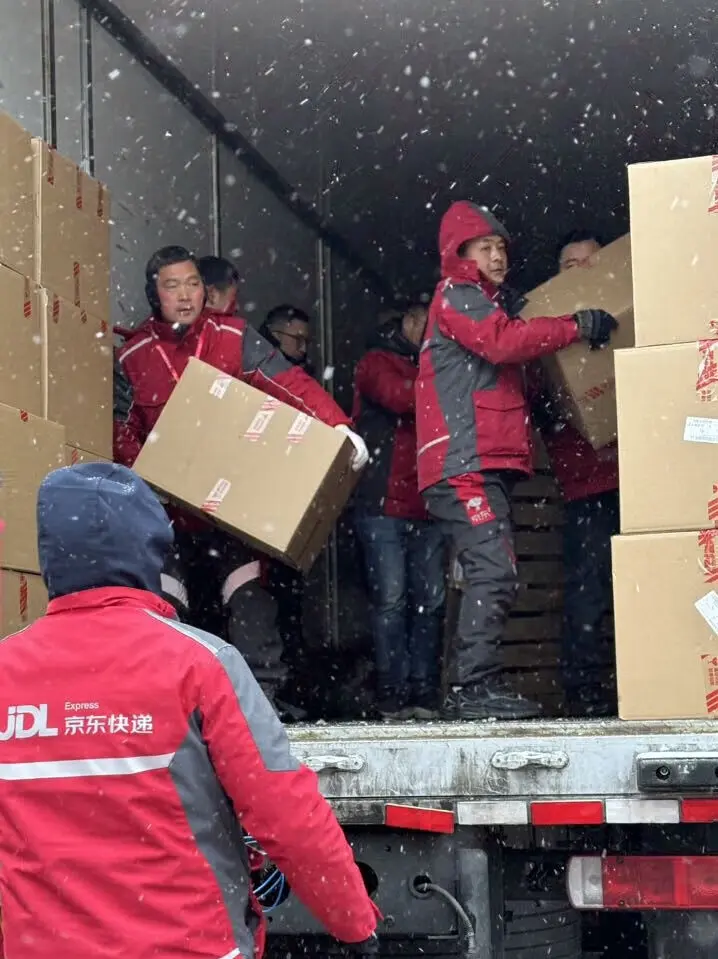 突降暴雪、冰雪阻路，京东小哥正在这样送货