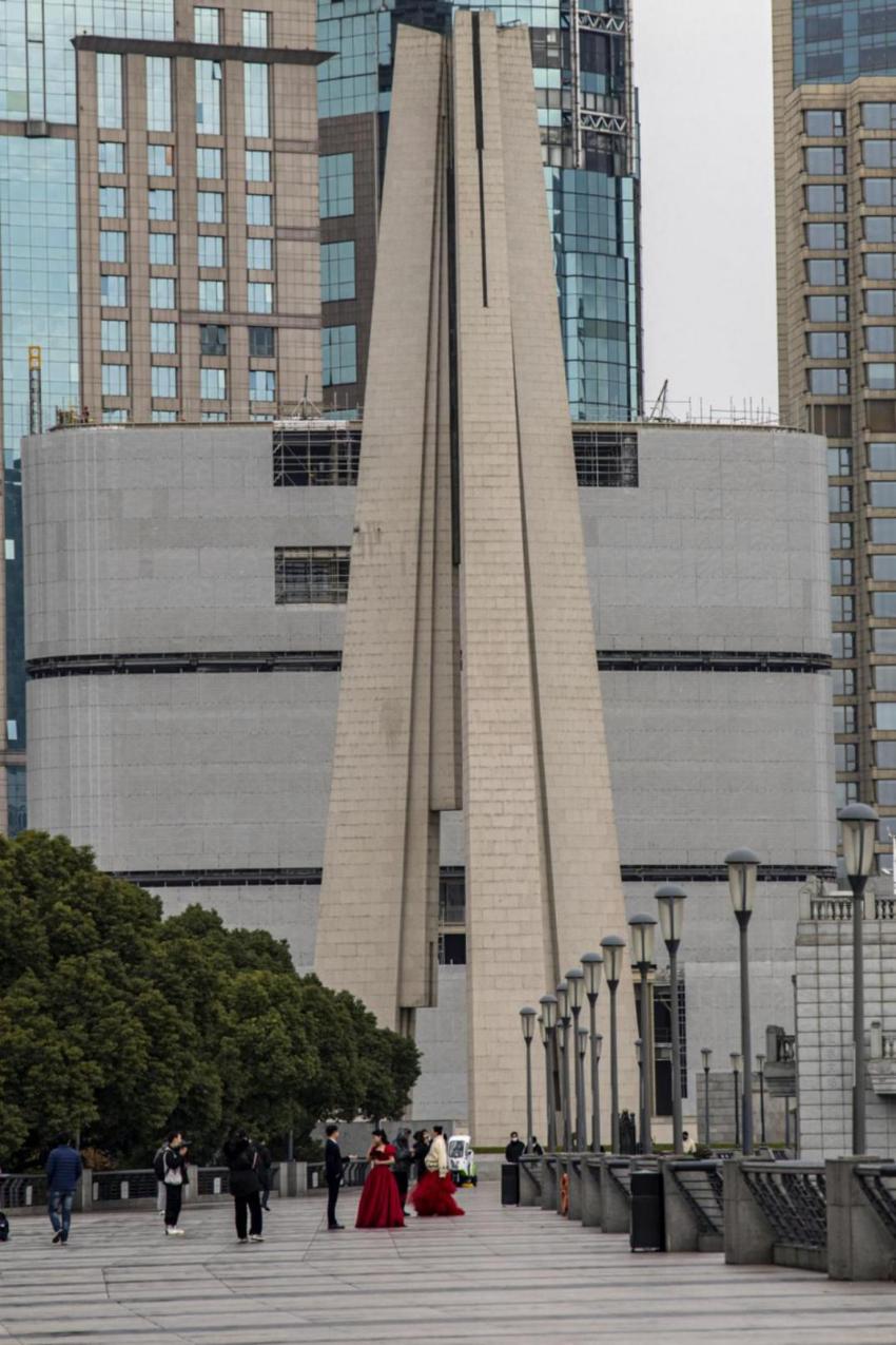 大江东｜沪上街拍③：阳性增多，雨中的南京路、外滩很清静