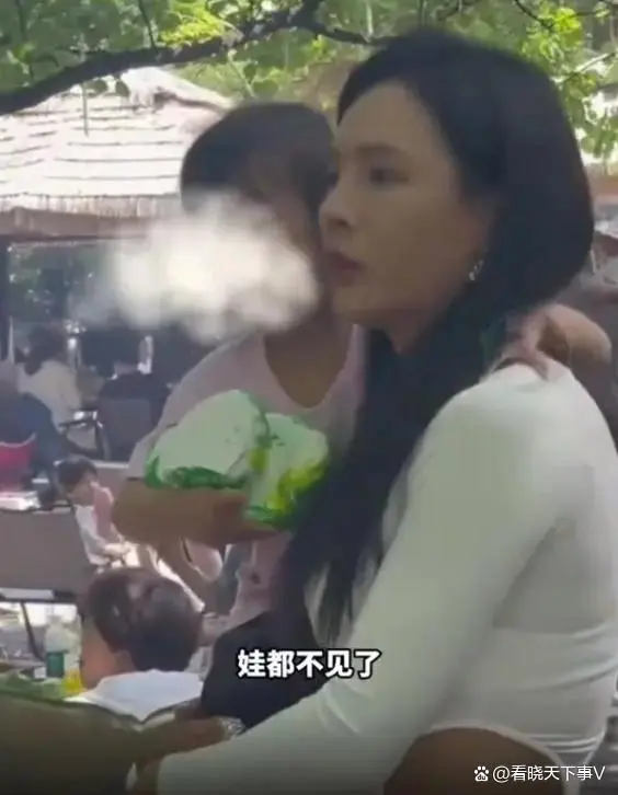 女子景区捡女娃，生气大喊寻找家长，网友：家长太不负责了