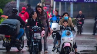 武汉天气“大变脸”，市民穿出了深秋的样子