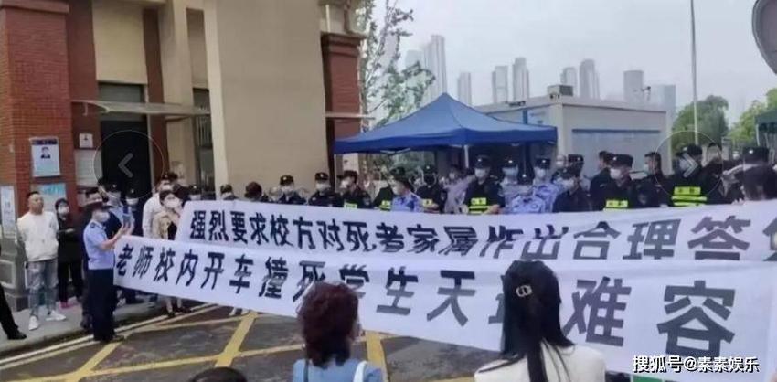 学生被撞死妈妈跳楼后续：家属为母子举办葬礼，学校门口摆满鲜花