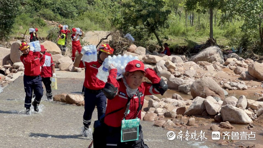 山间做“人墙”，水中搭“人桥”，烟台7支蛟龙救援队集结葫芦岛