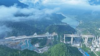重庆彭水：渝湘复线高速替溪沟大桥右幅连续刚构合龙