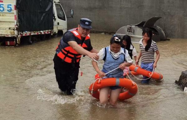 暴雨袭城，安顺应急响应见警见平安！