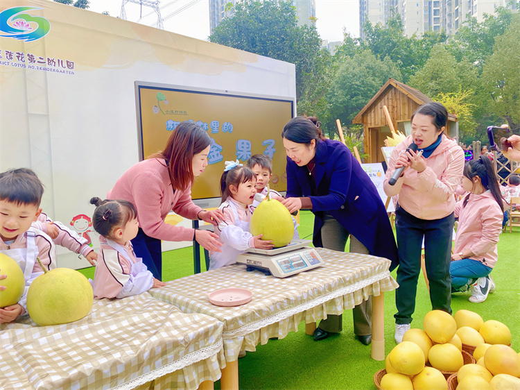 寓教于乐，渝北区莲花第二幼儿园的这场采摘节有趣又有料