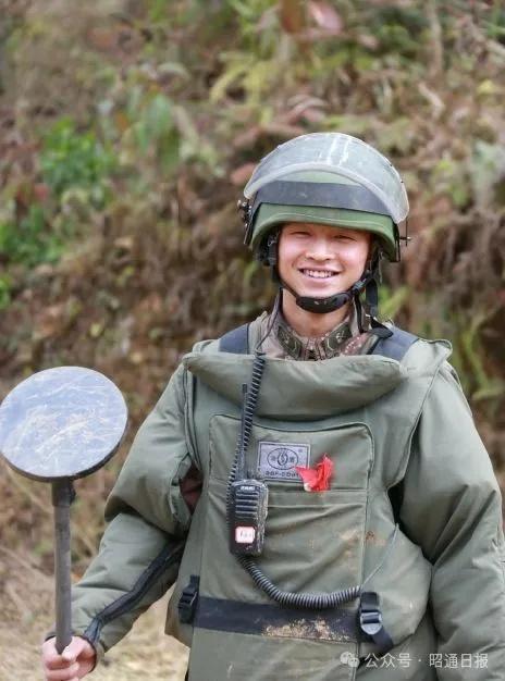 兵哥哥婚礼途中跳入池塘救起落水女孩