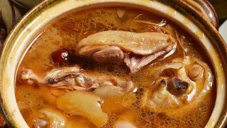 茶树菇鸡汤不仅口感鲜美，而且具有滋补养生的功效