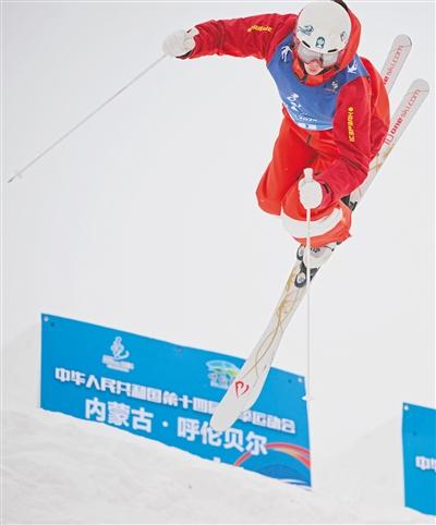 自由式滑雪公开组雪上技巧比赛决出两枚金牌