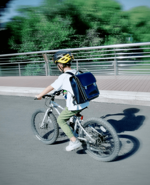 靳东老婆退圈5年变化大，肩宽背厚满头白发，比同学黄晓明老太多