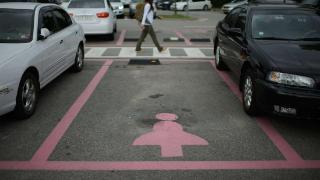 韩国首尔拟取消女性专用停车位，将其改为家庭停车位