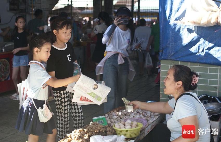 “阿姨，买份报纸吧” 文昌龙楼慧艺幼儿园25名小报童学会自信和勇敢