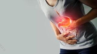 胃溃疡会导致胃内黏膜层出现溃疡，可能引起胃痛、消化不良！