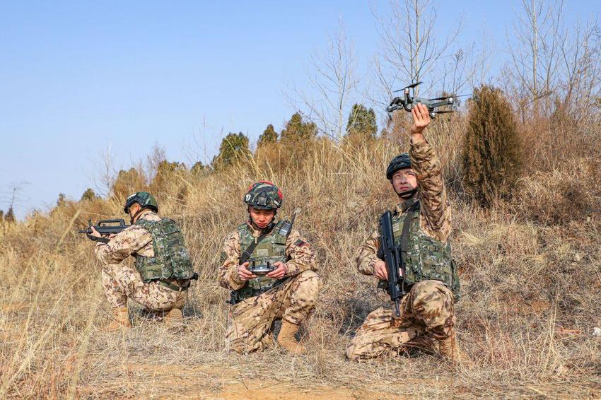 直击武警官兵多地形捕歼战斗演练