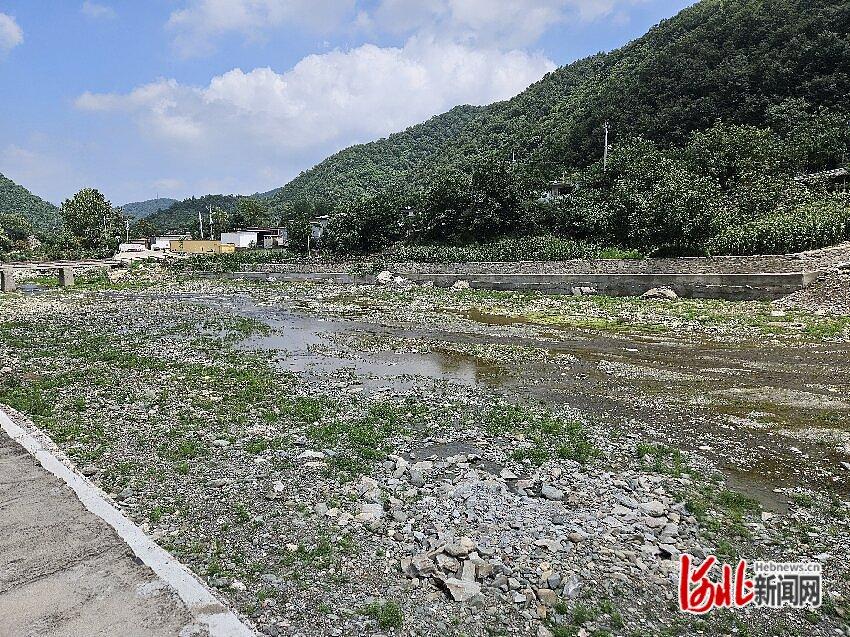 记者探访防汛一线 | 邢台临城梁家庄村：加固堤坝拓宽河道，设置三处应急避难场所