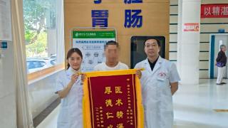 西安东大肛肠医院：这个医生厉害了，两天连收两面锦旗