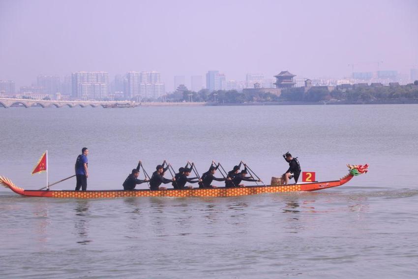 聊城市第三届运动会龙舟比赛在金凤广场成功举办