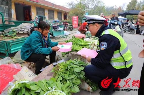 高密市公安交警：冬季宣传赶“大集”给交通安全“再加码”