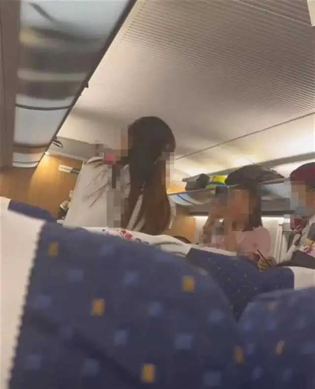 一女子被掌掴还手遭警方认定“互殴”引热议：被打还手为什么是互殴