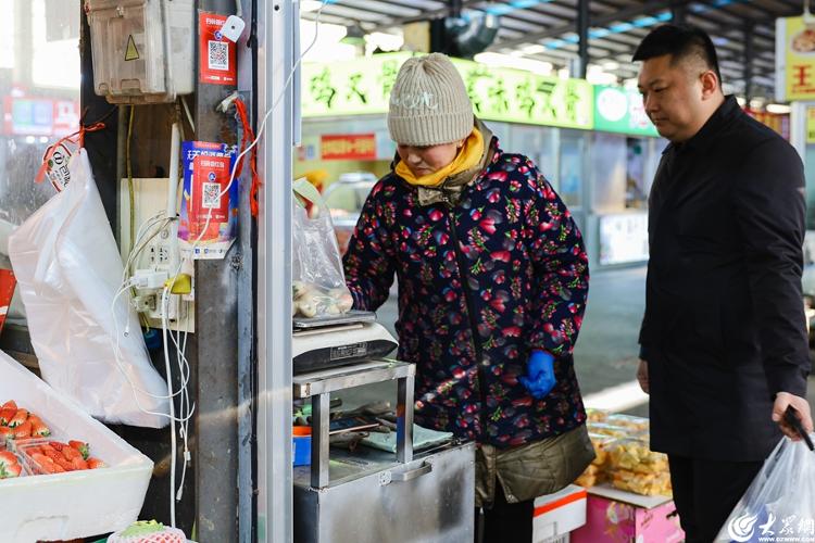 新春走基层|丁开香：守着水果店 守着生活的希望