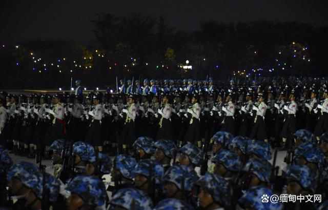 缅甸建军节大阅兵，三军总司令敏昂莱大将发表讲话，看现场图片