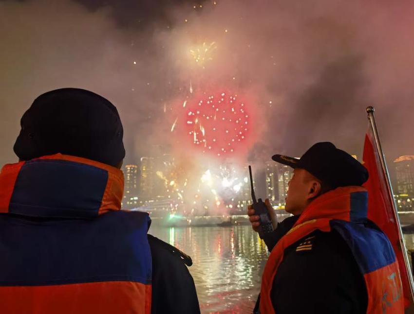 春节我在岗|重庆海事除夕夜保障首届重庆都市艺术节涉水活动顺利举办