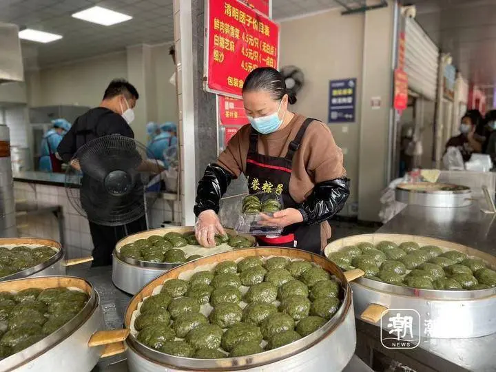 杭州这家明星小店的手工青团有多火？队伍排成“贪吃蛇”将考虑限购