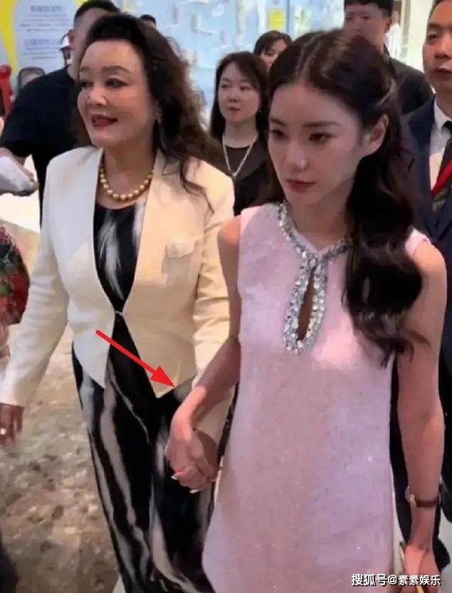 小梅给玥儿买新衣服啦，大S女儿真幸福，但遗憾都不给她穿