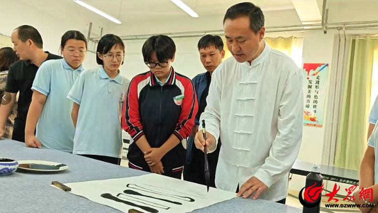 利津县书画名家笔会活动在东津实验中学举行