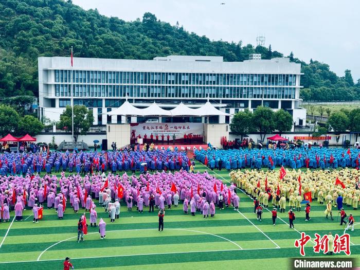 浙江老革命根据地县近三千人重走红军路 感悟革命精神