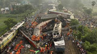 还原印度火车相撞事故：为何印度列车频繁脱轨？