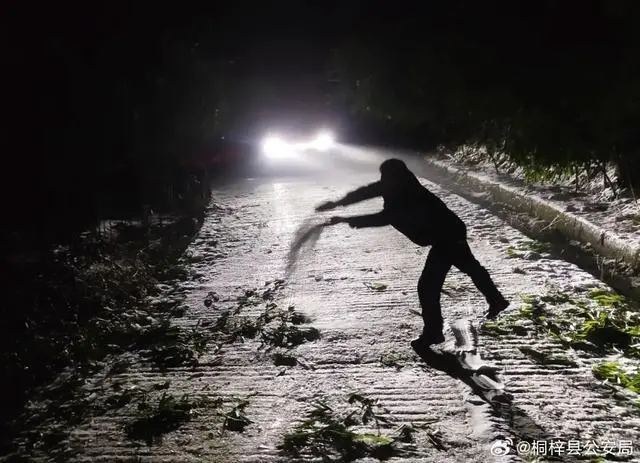 一家五口驱车回贵州老家遭遇道路结冰被困，民警深夜除冰救出