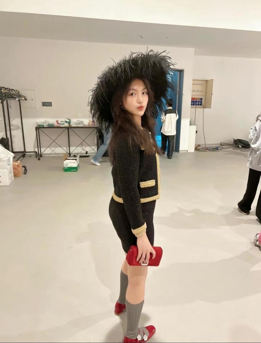 李湘晒女儿王诗龄近照写真，长发披肩妆容精致