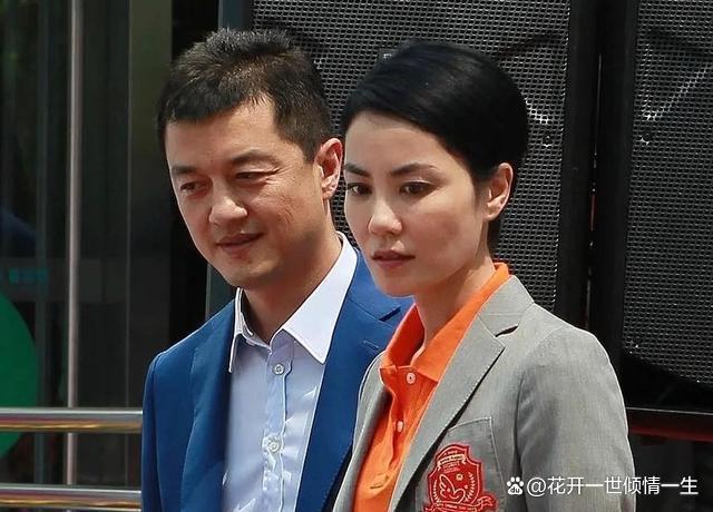 王菲和谢霆锋机场秀恩爱，李亚鹏也牵手娇妻，让世人看到他的幸福