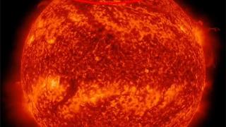 前所未见：nasa拍摄到太阳北极一块断裂脱落