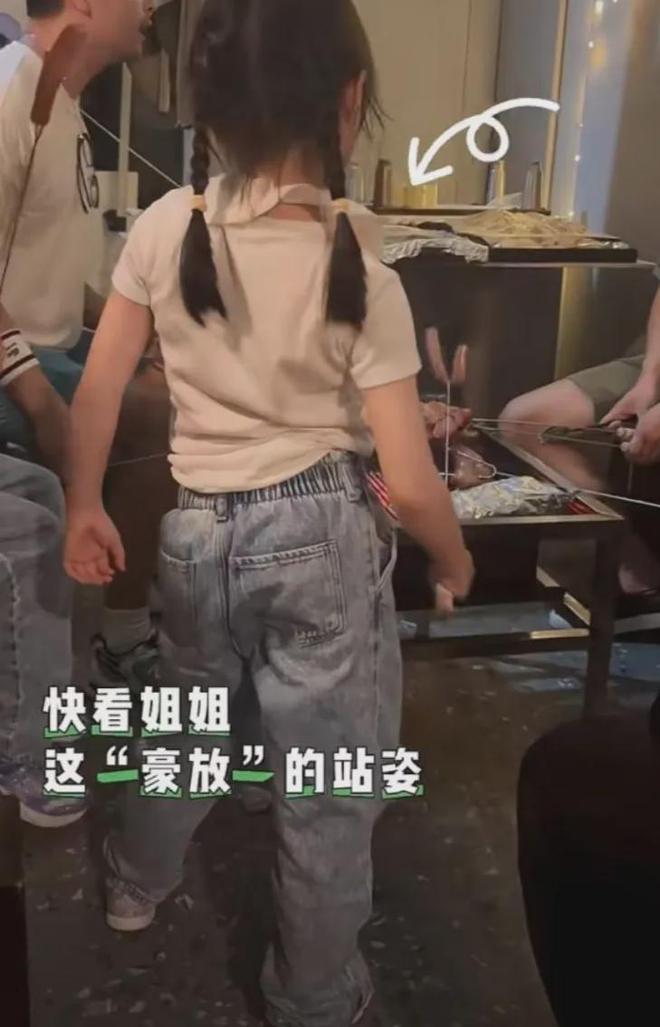 熊黛林双胞胎女儿近照曝光，小姐妹身高差距超大，越长越像爸爸