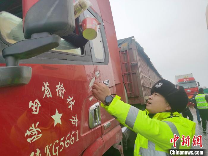 降雪致沪陕高速秦岭山区段发生拥堵 已开始间断放行