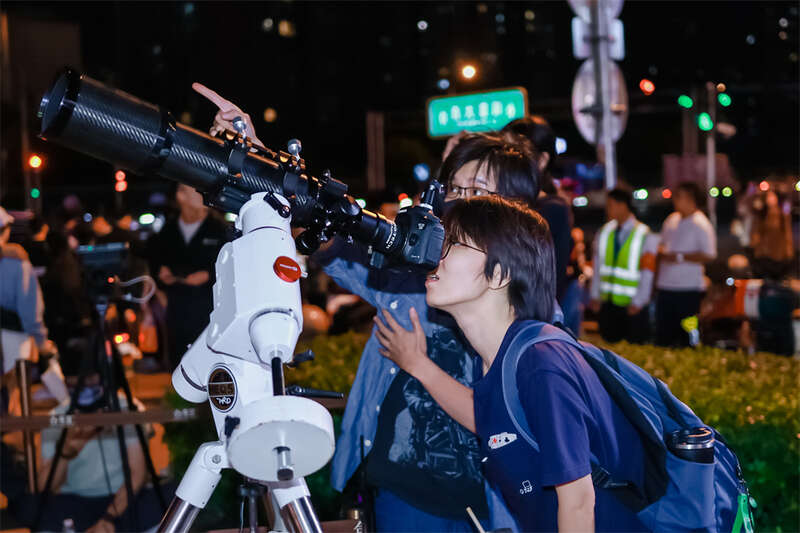 “月光下的北京”推出51个夜游项目，带你裸眼看月球环形山