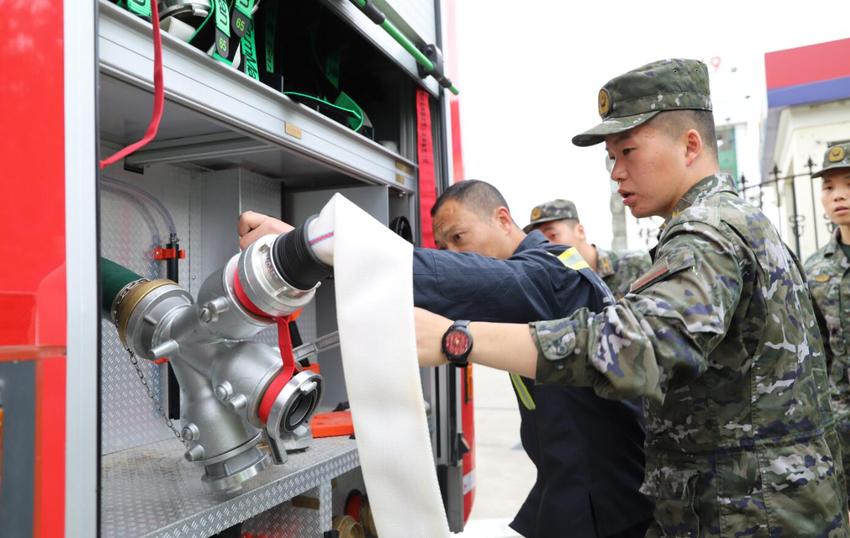 武警官兵走进驻地消防救援站，听了一堂生动的消防课