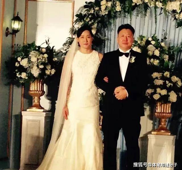 为了爱情嫁教练！美女游泳冠军自愿当后妈，50岁老公带2娃再婚