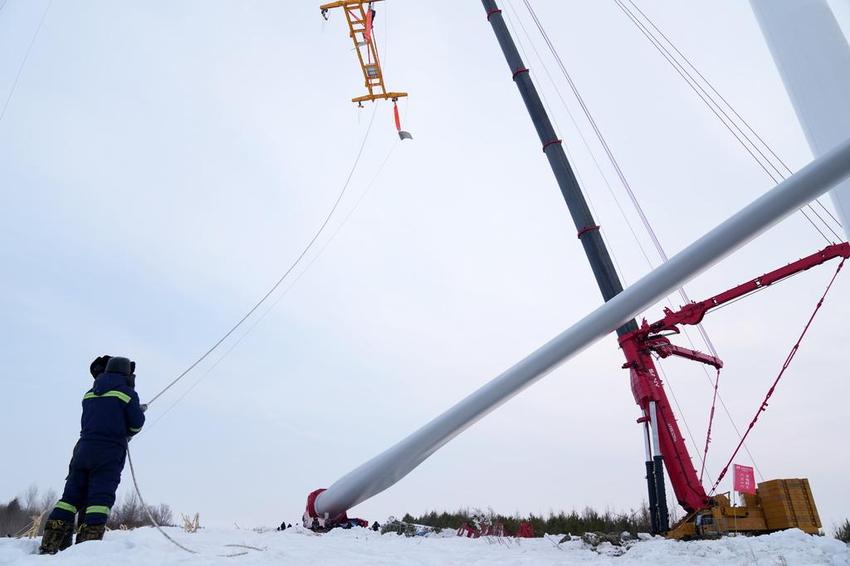 冰天雪地 中国最北省份风电机组运行、建设“两头热”