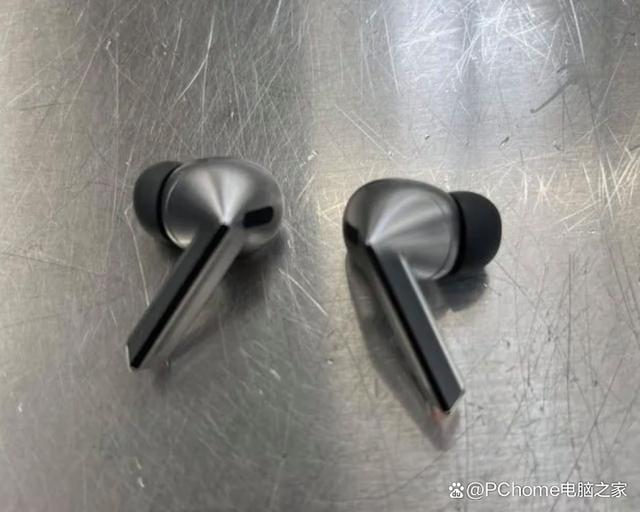 三星Galaxy Buds3 Pro佩戴图曝光 金属质感较强