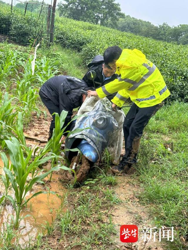 电动车陷入泥地，交警帮忙推车