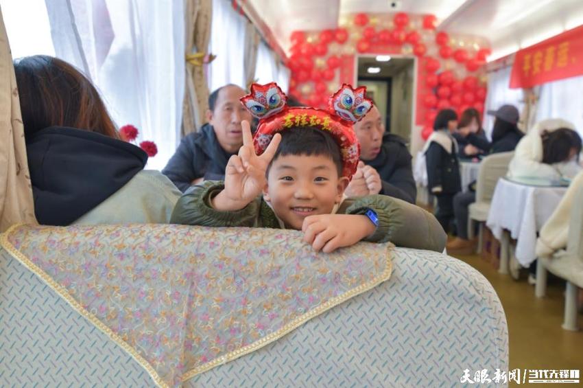 【网络中国节·春节】幸福满满！贵阳客运段列车上的迎新之旅