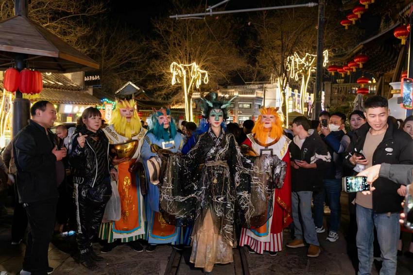 龚玥菲青龙女神亮相西安景区 与众人合影引数万人围观