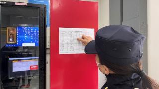 仙林城管开展大型户外电子显示屏安全检查工作