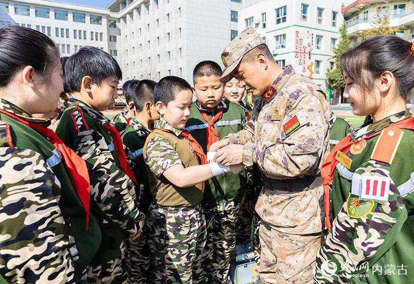 内蒙古呼和浩特：国防教育进校园 点燃少年强国梦