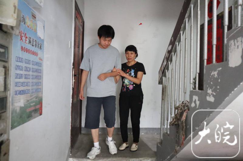 大皖·阳光助学丨合肥男孩陈钟昱：“妈妈，以后我来做你的‘眼睛’”