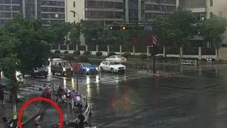 暴雨中，杭州一男子突然晕倒在地！